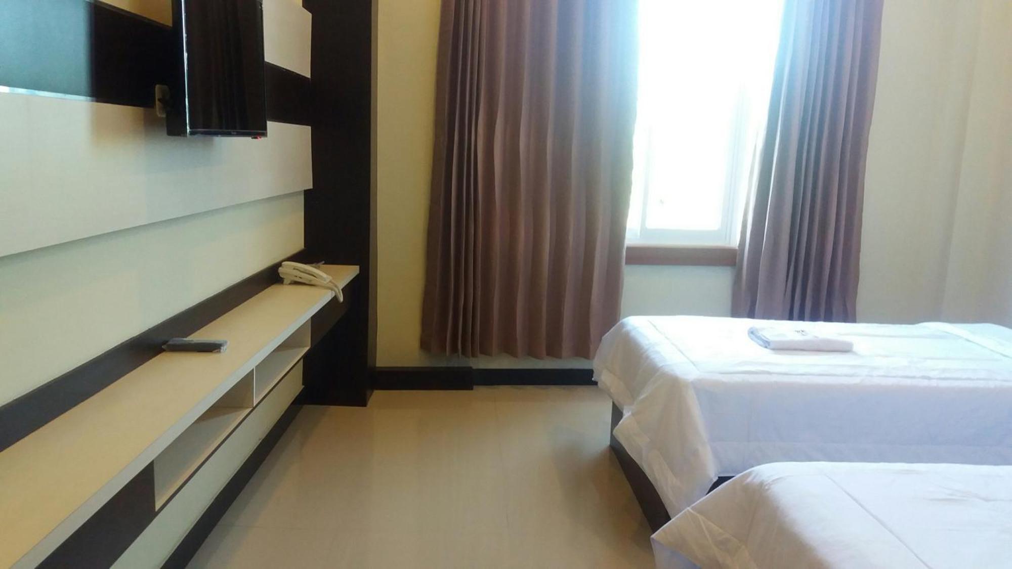 Galaxy Inn Baubau Esterno foto