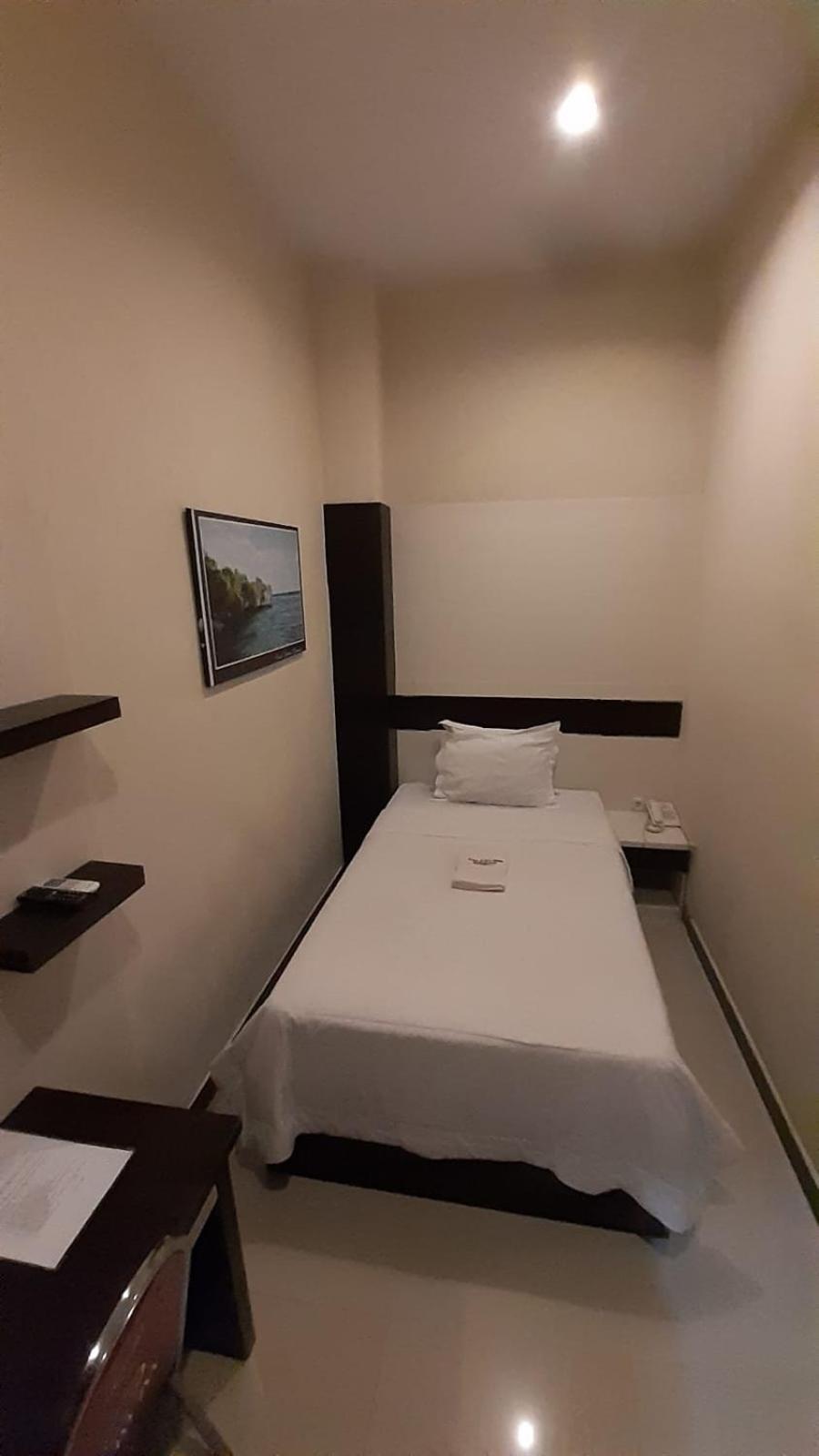 Galaxy Inn Baubau Esterno foto
